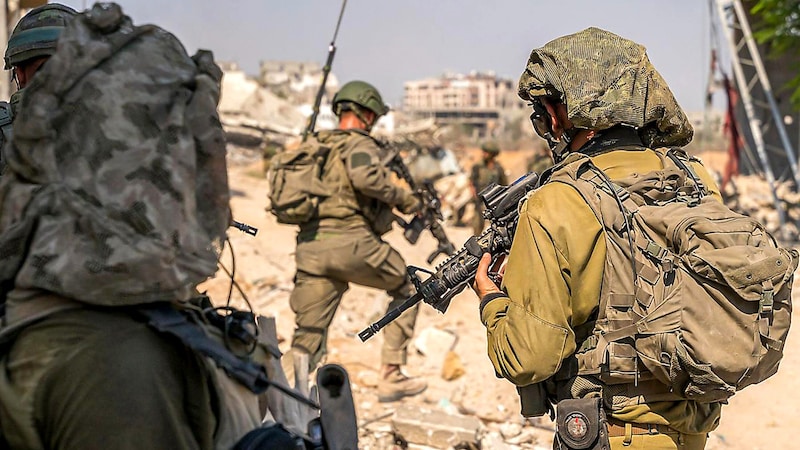 Israeli troops in the Gaza Strip, where the Hamas chief is believed to remain in hiding. (Bild: APA/AFP/Israeli Army)