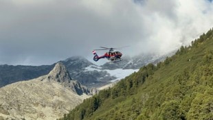 Auch der Polizeihubschrauber stand im Einsatz. (Bild: ZOOM Tirol)