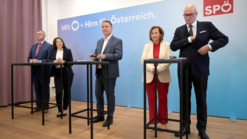 Von links: Reinhold Binder (PRO-GE), Miriam Hufgard-Leitner (Gesundheitsexpertin), SPÖ-Chef Andreas Babler, Maria Berger (ehem. Justizministerin) und Marc Hall (Energieexperte) (Bild: APA Pool/APA/ROLAND SCHLAGER)