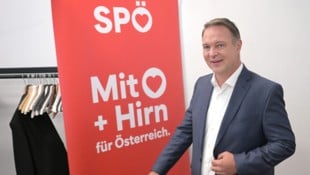 SPÖ-Parteichef Andreas Babler sprach bei der Präsentation von einem „wichtigen Zukunftsprogramm“. (Bild: APA Pool/APA/ROLAND SCHLAGER)