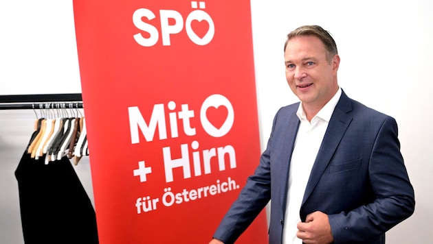 At the presentation, SPÖ party leader Andreas Babler spoke of an "important program for the future". (Bild: APA Pool/APA/ROLAND SCHLAGER)