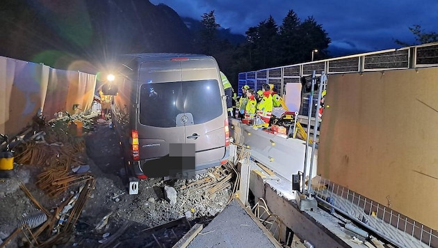 Der Lenker des Kleinbusses hatte eine Baustelle übersehen.  (Bild: Feuerwehr Bludenz/Krone KREATIV)