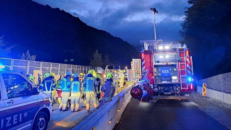 The S16 had to be completely closed for half an hour. (Bild: Feuerwehr Bludenz)