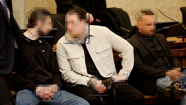 The three accused rockers in the large jury courtroom in Vienna. (Bild: Zwefo/Zwefo, Krone KREATIV)