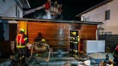 Sechs Feuerwehren rückten zum Brand aus. (Bild: TEAM FOTOKERSCHI.AT / KALTENLEITNER)