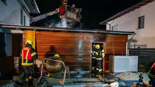 Six fire departments responded to the fire. (Bild: TEAM FOTOKERSCHI.AT / KALTENLEITNER)