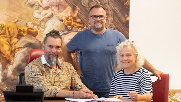 Rechtsanwalt Hubert Niedermayr mit seinen Mandaten Andreas Kohlberger und Birgitt Langerreiter (Bild: Stephan Rußkäfer)