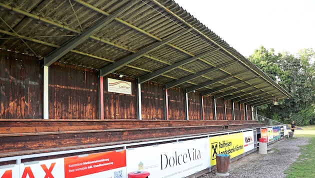 The wooden stand on the KAC pitch in Magazingasse is in need of renovation. (Bild: Kuess Josef/Kuess)