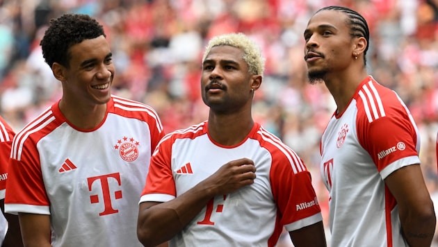 Jamal Musiala (l.) soll unter allen Umständen bleiben, was schwierig werden könnte. Leroy Sane (r.) ist weiter erwünscht, müsste aber Gehaltseinbußen in Kauf nehmen. (Bild: APA/AFP)