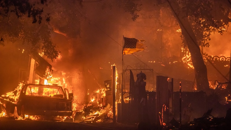 Das Airport Fire hat auch das Dorf El Cariso erreicht. (Bild: AFP/Getty Images North America/Apu Gomes)