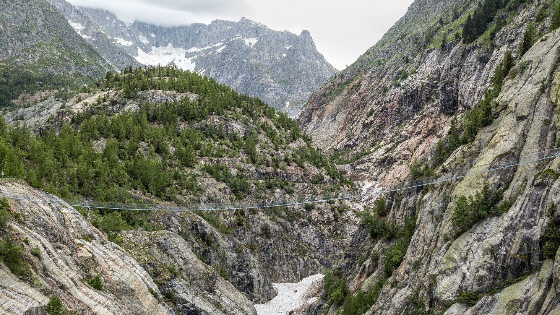 Mit ihren 160 Metern Länge und 120 Metern Höhe überspannt die Aspi-Titter-Brücke die Weisswasserschlucht. (Bild: aletscharena.ch)