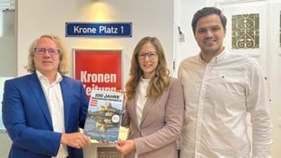 Staatssekretärin Claudia Plakolm mit „Krone NÖ“-Chef Lukas Lusetzky und JVP-Obmann Sebastian Stark (rechts). (Bild: Petra Weichhart)