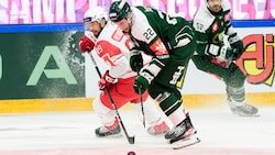 Raphael Herburger letztes Jahr in der CHL im Duell mit Färjestads Per Aslund.  (Bild: CHL/Karlsson)