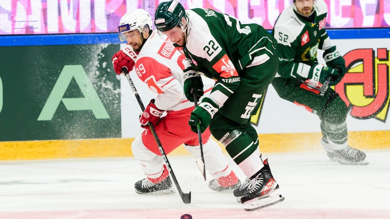 KAC-Center Raphael Herburger (li.) kennt Fribourg-Gotteron gut. (Bild: CHL/Karlsson)