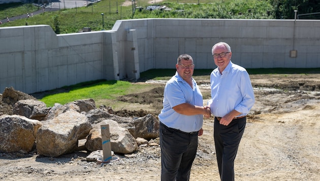 Pernkopf and Rasch in the - still - dry retention basin on the Pielach: "50 such projects are currently being implemented." (Bild: NLK/Gerhard Pfeffer)