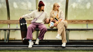 Torhüterin Zoe Steenhuis (l.) und Angreiferin Isabella Jaron machten auch als Models ...