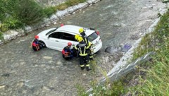 Das Auto nahm ein Bad in der Meng. (Bild: Polizei)