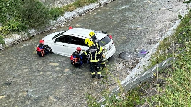 Das Auto nahm ein Bad in der Meng. (Bild: Polizei)