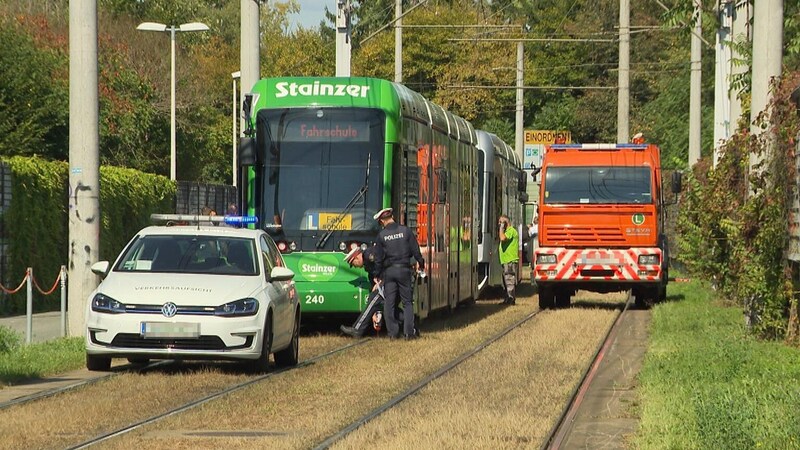 In den Unfall war auch eine Fahrschul-Straßenbahn verwickelt. (Bild: ORF/zVg, Krone KREATIV)