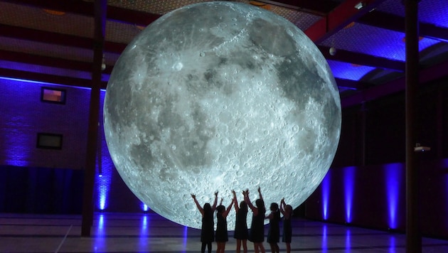 Luke Jerram's "Museum of the Moon" awaits in Graz's Stadtpfarrkirche. (Bild: Luke Jerram)