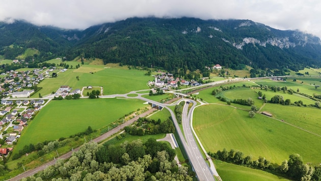 This visualization shows Niederhofen in the municipality of Stainach-Pürgg and the building plot to the left of the church, which is intended for the Liezen lead hospital. The planned road structures, including a new bridge over the railroad line leading to the hospital, can also be seen for the first time. (Bild: Land Steiermark)