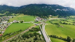 Diese Visualisierung zeigt Niederhofen in der Gemeinde Stainach-Pürgg und das Baugrundstück links neben der Kirche, das für das Leitspital Liezen vorgesehen ist. Zu sehen sind erstmals auch die geplanten Straßenbauten samt einer neuen Brücke über die Bahntrasse, die zum Spital führen sollen. (Bild: Land Steiermark)