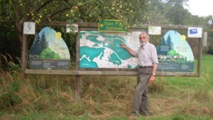 Karlheinz Piringer vor dem Waldmantel und Schautafeln in Drösiedl, die Zusammenhänge der Natur ...