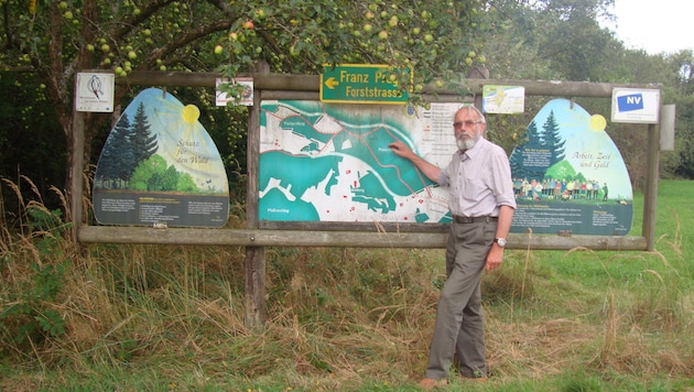 Karlheinz Piringer in front of the forest mantle and display boards in Drösiedl, which are intended to give people an understanding of the interrelationships of nature and the benefits of the shelterbelt and biodiversity. (Bild: Willi Bauer)