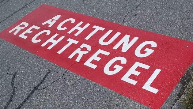 On a red background, the mistake is immediately obvious (Bild: zVg)