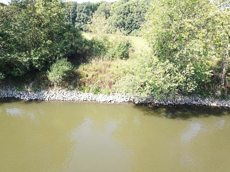 Negative example: The course of the river is narrowed - the valuable water is squeezed in . . . (Bild: Walther Gastinger / WWF Österreich)