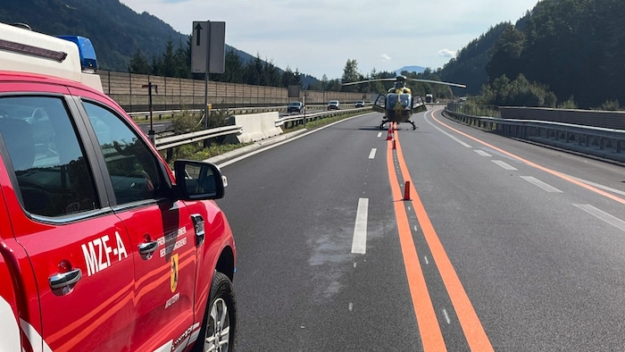 Der Rettungshubschrauber landete auf der Autobahn.