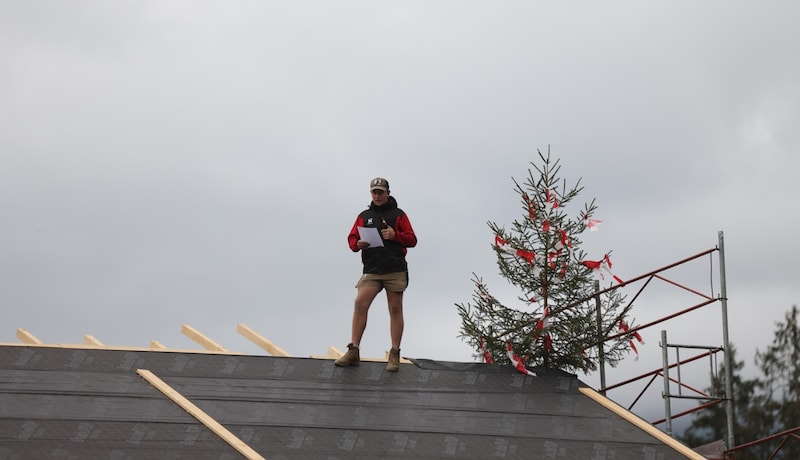 On the roof, a worker gave the topping-out speech to thank everyone involved in the construction. (Bild: Tröster Andreas)