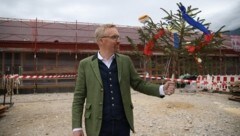 Museumsdirektor Peter Fritz mit kleinem Firstbaum vor dem Neubau. (Bild: Tröster Andreas)