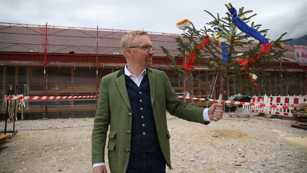 Museumsdirektor Peter Fritz mit kleinem Firstbaum vor dem Neubau. (Bild: Tröster Andreas)