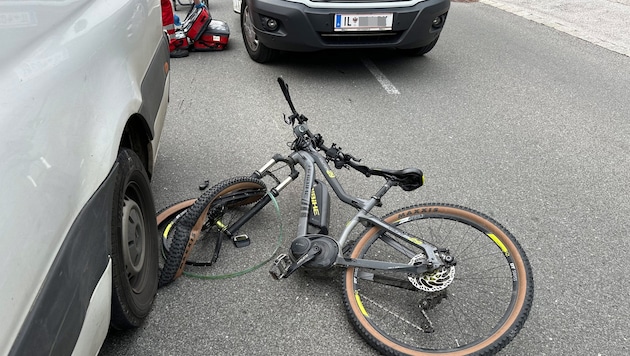 Das E-Bike wurde durch den Aufprall erheblich beschädigt, der Lenker schwer verletzt.  (Bild: ZOOM Tirol/zoom.tirol, Krone KREATIV)