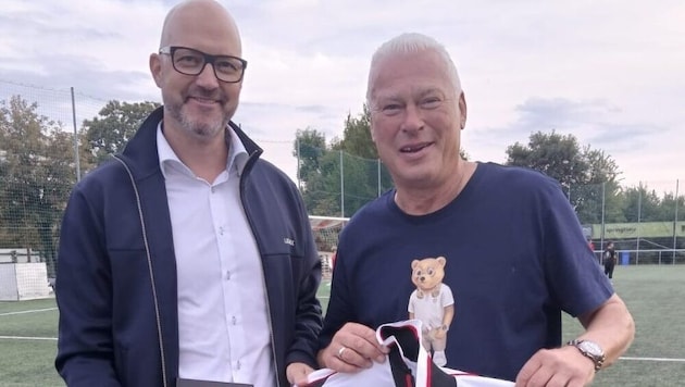 Liechtensteins 25-facher Teamspieler Thomas Hanselmann und Toni Polster trafen sich am Viktoria-Platz (Bild: Heinz Palme)