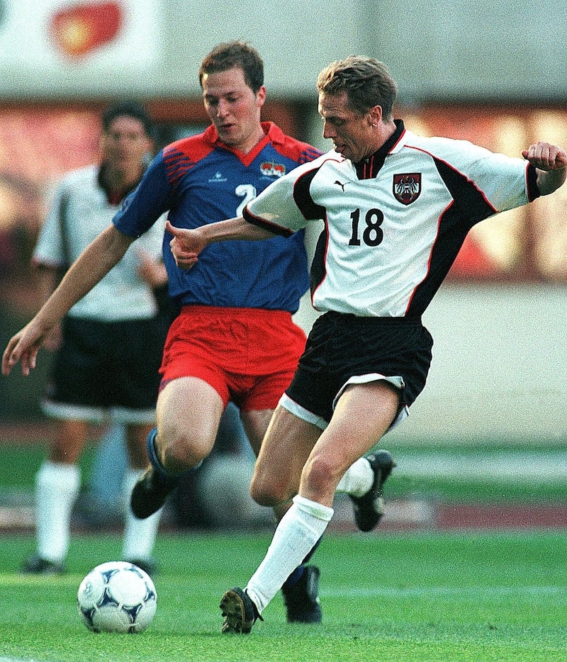 Thomas Hanselmann 1998 in Aktion, hier gegen Peter Stöger. (Bild: GEPA pictures)