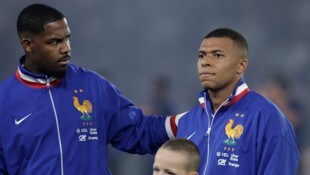 Mike Maignan (l.) soll sich über Kylian Mbappe (r.) beschwert haben.
