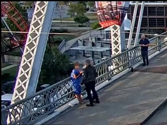 Hier überzeugt Bon Jovi die Frau nicht zu springen.