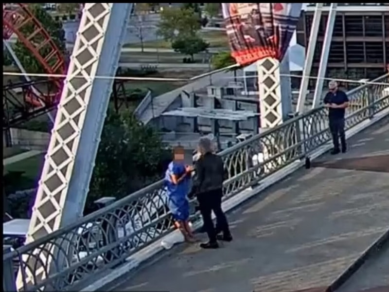 Here Bon Jovi convinces the woman not to jump. (Bild: Metro Nashville PD)