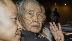 Alberto Fujimori bei seiner gesundheitsbedingten Haftentlassung im Dezember 2023 (Bild: APA/AFP/Renato PAJUELO)