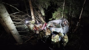 Die Rettungskräfte bargen das Unfallopfer.  (Bild: ZOOM Tirol/Krone KREATIV)