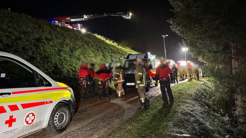 Einsatzkräfte am Unfallort (Bild: ZOOM Tirol/Krone KREATIV)