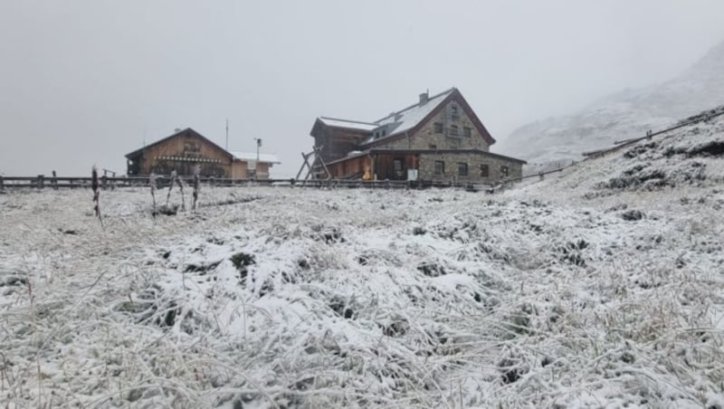 Covered in snow: the Franz-Senn-Hütte in the Stubai Valley. (Bild: Franz-Senn-Hütte)