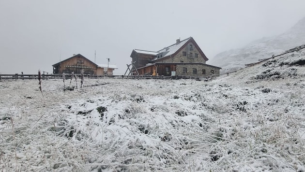 Covered in snow: the Franz Senn Hut in the Stubai Valley (Bild: Franz-Senn-Hütte)