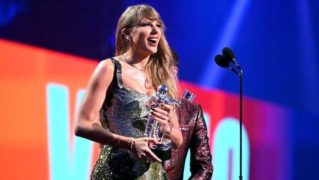 US singer Taylor Swift ("Fortnight") collected trophies at the MTV Video Music Awards. (Bild: APA Pool/Getty Images via AFP/GETTY IMAGES/Noam Galai)