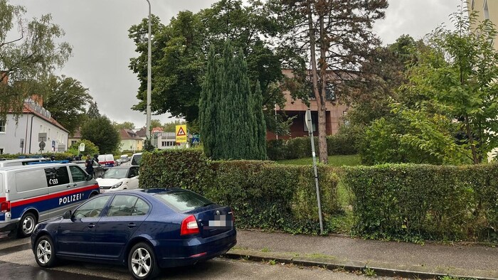 Straßensperre, während die Polizei die Schule durchsuchte.