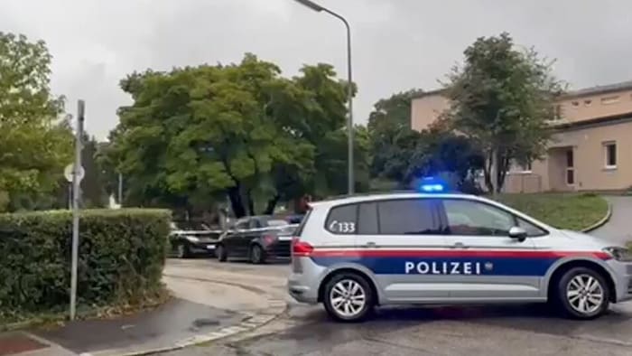Die Schule war von mehreren Seiten großflächig abgesperrt.