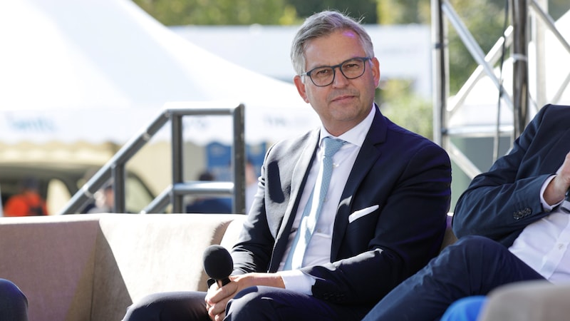 Finance Minister Magnus Brunner at the kick-off panel of the Vienna Electric Days (Bild: © Porsche Media & Creative 2024/Barbara Nidetzky)