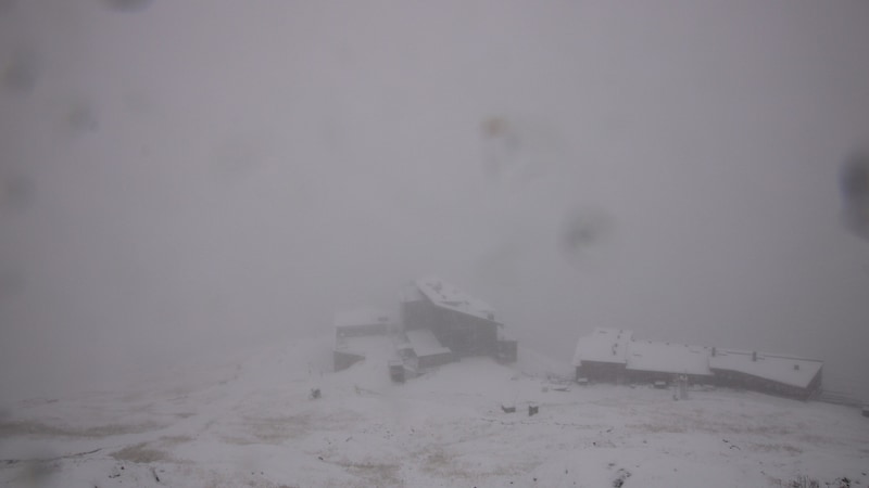 The Rudolfshütte at Weißsee - snow flurries and wafts of fog. (Bild: foto-webcam.eu)